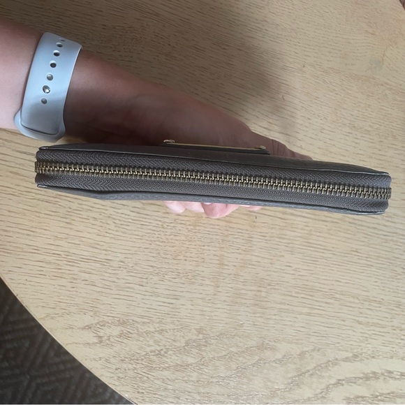 CLOSET CLEANOUT 👋 Marc by Marc Jacobs gold plated taupe wrap zipper wallet - Picture 4 of 11